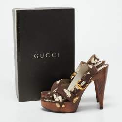 مملوكة مسبقًا صندل غوتشي برباط حول الكاحل نقشة زهور بني كانفس منصة خشبية مقاس 37