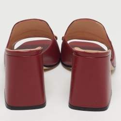 مملوكة مسبقًا صندل غوتشي سلايد جلد أحمر بكعب هورسبيت مقاس 38