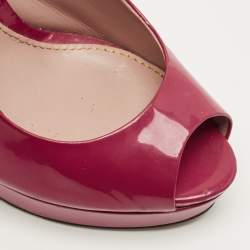 مملوكة مسبقًا حذاء كعب عالي غوتشي أزرق لامع مفتوح من الأمام بحزام خلفي مقاس 40.5