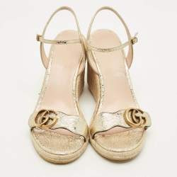 مملوكة مسبقًا Gucci GG Marmont Size 38.5 Gold Foil Leather Espadrille Wedge Sandals