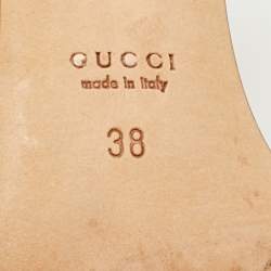 مملوكة مسبقًا صنادل غووتشي فيبي جلدية بلون ذهبي مع شريط حول الكاحل مقاس 38