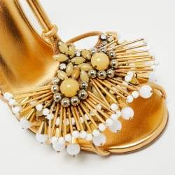 مملوكة مسبقًا صنادل غووتشي فيبي جلدية بلون ذهبي مع شريط حول الكاحل مقاس 38