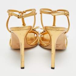 مملوكة مسبقًا صنادل غووتشي فيبي جلدية بلون ذهبي مع شريط حول الكاحل مقاس 38