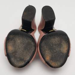 مملوكة مسبقًا صندل غوتشي جلد مبطن ذهبي كعب عريض متقاطع مقاس 39.5