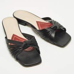 مملوكة مسبقًا صندل سلايد غوتشي جلد أسود بتفاصيل عقدة مقاس 38