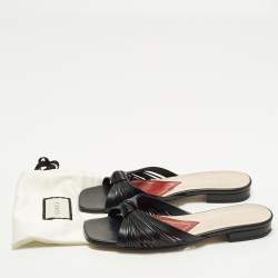 مملوكة مسبقًا صندل سلايد غوتشي جلد أسود بتفاصيل عقدة مقاس 38