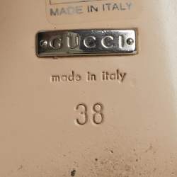 مملوكة مسبقًا صندل غوتشي جلد لامع بيج بحلقة حرف G مبطن مسطح مقاس 35