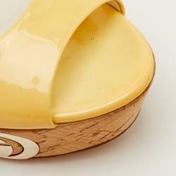 مملوكة مسبقًا صندل غوتشي منصة سميك قاعدة فلين جلد لامع أصفر مقاس 36