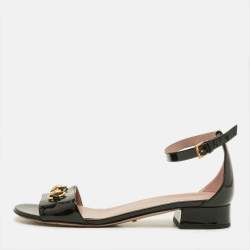 Pre Owned صندل غوتشي بكعب و إبزيم جلد برّاق أسود مقاس 40