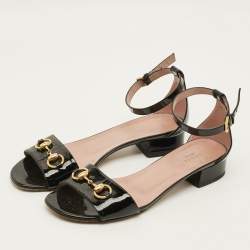 Pre Owned صندل غوتشي بكعب و إبزيم جلد برّاق أسود مقاس 40