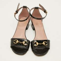 Pre Owned صندل غوتشي بكعب و إبزيم جلد برّاق أسود مقاس 40