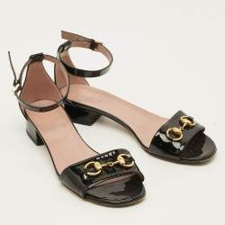 Pre Owned صندل غوتشي بكعب و إبزيم جلد برّاق أسود مقاس 40