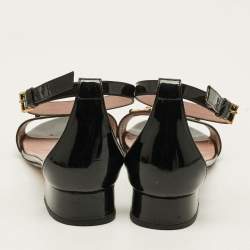 Pre Owned صندل غوتشي بكعب و إبزيم جلد برّاق أسود مقاس 40