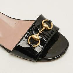 Pre Owned صندل غوتشي بكعب و إبزيم جلد برّاق أسود مقاس 40