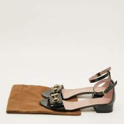 Pre Owned صندل غوتشي بكعب و إبزيم جلد برّاق أسود مقاس 40