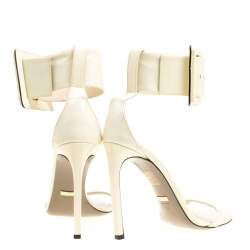 مملوكة مسبقًا صندل غوتشي جلد لامع كريمي بإبزيم مقاس 39