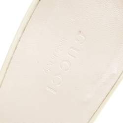 مملوكة مسبقًا صندل غوتشي جلد لامع كريمي بإبزيم مقاس 39