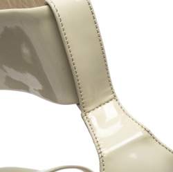 مملوكة مسبقًا صندل غوتشي جلد لامع كريمي بإبزيم مقاس 39