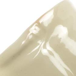 مملوكة مسبقًا صندل غوتشي جلد لامع كريمي بإبزيم مقاس 39