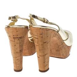 مملوكة مسبقًا صندل جيمي تشو فتحة كعب مقدمة مفتوحة نعل سميك جلد كورك ذهبي لامع  مقاس 37