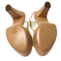 مملوكة مسبقًا صندل جيمي تشو فتحة كعب مقدمة مفتوحة نعل سميك جلد كورك ذهبي لامع  مقاس 37