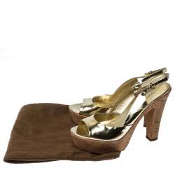 مملوكة مسبقًا صندل جيمي تشو فتحة كعب مقدمة مفتوحة نعل سميك جلد كورك ذهبي لامع  مقاس 37