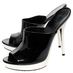 مملوكة مسبقًا صندل سلايد غوتشي جلد أسود لامع مقدمة مفتوحة مقاس 37.5