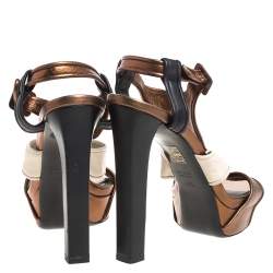 مملوكة مسبقًا Gucci Metallic Bronze And Offwhite Leather Strappy Platform Sandals Size 40.5