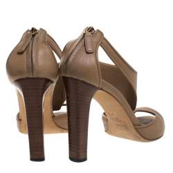 مملوكة مسبقًا Gucci Beige Leather '1973' Logo Peep Toe Sandals Size 38.5