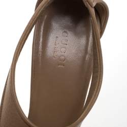 مملوكة مسبقًا Gucci Beige Leather '1973' Logo Peep Toe Sandals Size 38.5
