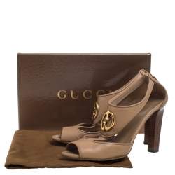 مملوكة مسبقًا Gucci Beige Leather '1973' Logo Peep Toe Sandals Size 38.5