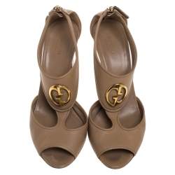 مملوكة مسبقًا Gucci Beige Leather '1973' Logo Peep Toe Sandals Size 38.5