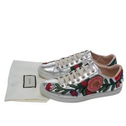 مملوكة مسبقًا حذاء غو تشي جلد فضي ميتاليك مطرز بعنق مرتفع مقاس 37