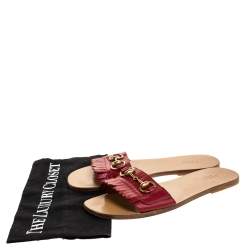 مملوكة مسبقًا Gucci Red Fringe Leather Horsebit Slide Sandals Size 38