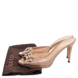 مملوكة مسبقًا صندل سلايد غوتشي مقدمة مفتحة مزين هورسبيت جلد لامع غوتشيسيما بيج مقاس 40.5