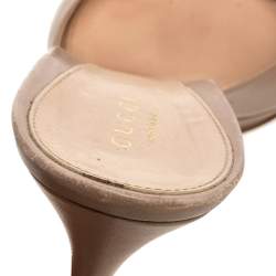 مملوكة مسبقًا صندل سلايد غوتشي مقدمة مفتحة مزين هورسبيت جلد لامع غوتشيسيما بيج مقاس 40.5