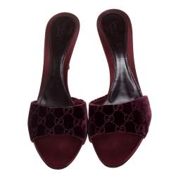 مملوكة مسبقًا صندل سلايد غوتشي كعب بامبو جلد ثعبان و قطيفة جي جي عنابي مقاس 41