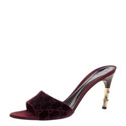 مملوكة مسبقًا صندل سلايد غوتشي كعب بامبو جلد ثعبان و قطيفة جي جي عنابي مقاس 41