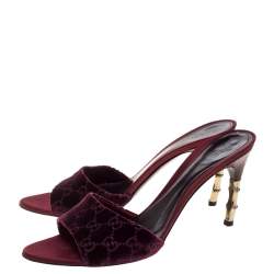 مملوكة مسبقًا صندل سلايد غوتشي كعب بامبو جلد ثعبان و قطيفة جي جي عنابي مقاس 41