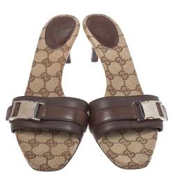 مملوكة مسبقًا صندل سلايد غوتشي مزين قفل كبس كانفاس جي جي و جلد بني مقاس 40.5