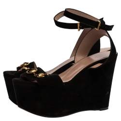 مملوكة مسبقًا Gucci Black Suede Horsebit Platform Ankle Strap Wedge Sandals Size 36.5