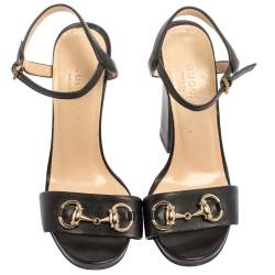 مملوكة مسبقًا صندل غوتشي مزين هورسبيت سير كاحل و مقدمة مفتوحة و كعب سميك جلد أسود مقاس 35.5