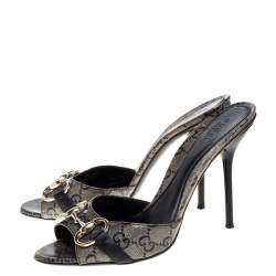 مملوكة مسبقًا صندل سلايد غوتشى كانفاس جى جى مقوى مونوغرامى ميتالك مقاس 38