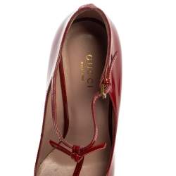 مملوكة مسبقًا حذاء كعب عالى غوتشى سيور حرف تى بيفرلى جلد لامع أحمر مقاس 36