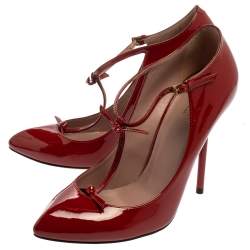 مملوكة مسبقًا حذاء كعب عالى غوتشى سيور حرف تى بيفرلى جلد لامع أحمر مقاس 36