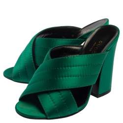 مملوكة مسبقًا Gucci Green Satin Crisscross Mule Sandals Size 35.5