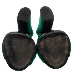 مملوكة مسبقًا Gucci Green Satin Crisscross Mule Sandals Size 35.5