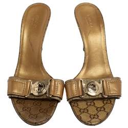 مملوكة مسبقًا Gucci Gold Leather And Coated Canvas GG Logo Slide Sandals Size 39.5