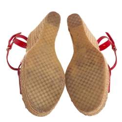 مملوكة مسبقًا Gucci Red Micro Guccissima Patent Leather Ankle Strap Wedge Platform Sandals Size 40