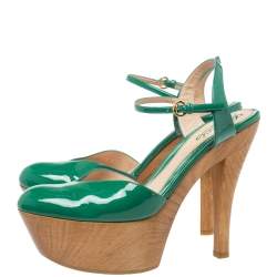مملوكة مسبقًا Gucci Green Patent Leather Ankle Strap Wooden Platform Sandals Size 37.5